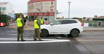 800 funkcjonariuszy na granicy; ruch jest płynny